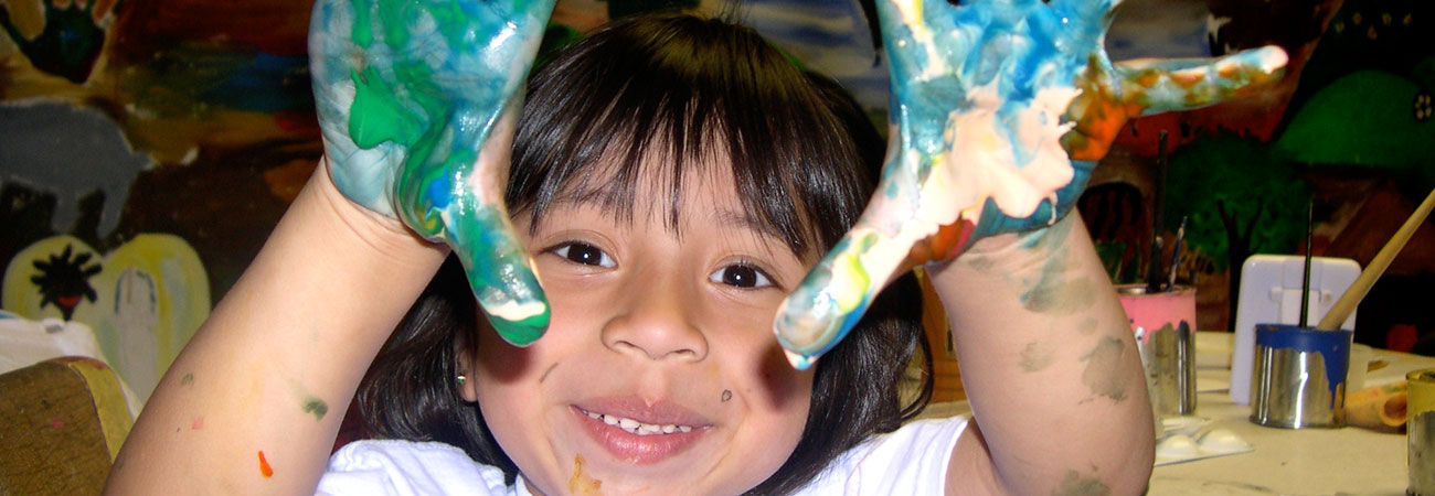 kid-making-art-green-hands